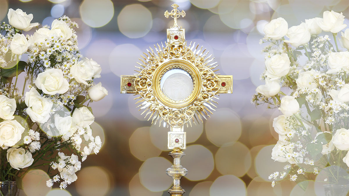 Eucharist in Monstrance with white roses symbolizing Eucharistic Revival